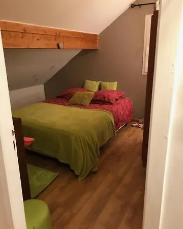 Maison Individuelle Avec Piscine Entouree De Montagnes Monthyon